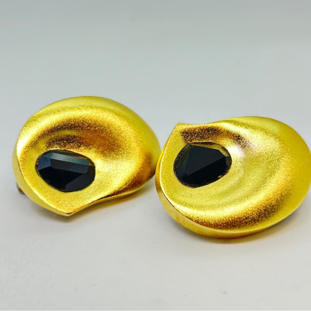 Vintage Lee Wolf Gold Tone Retro Black Stone Inset Large Clip Earrings